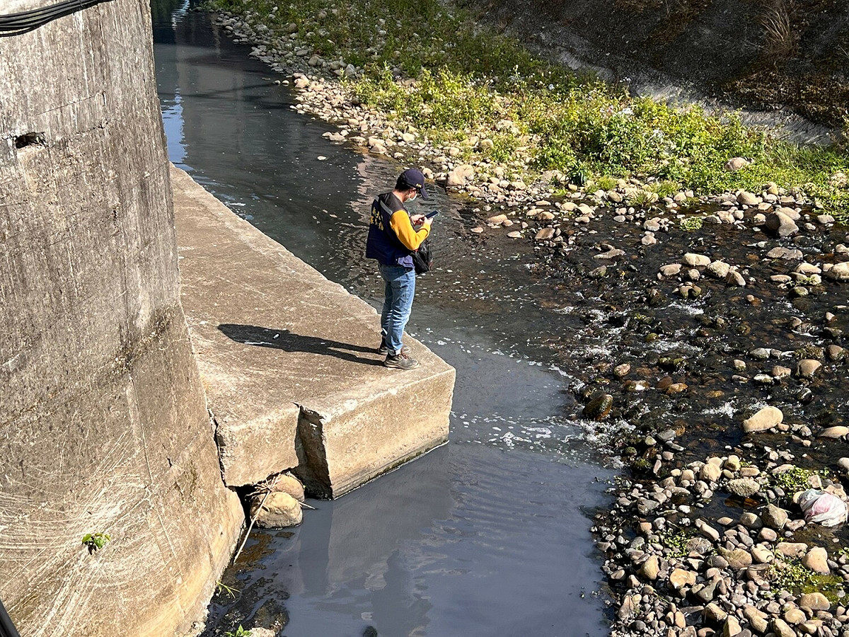 環保局檢視河川污染情形。 圖：新北市環保局提供