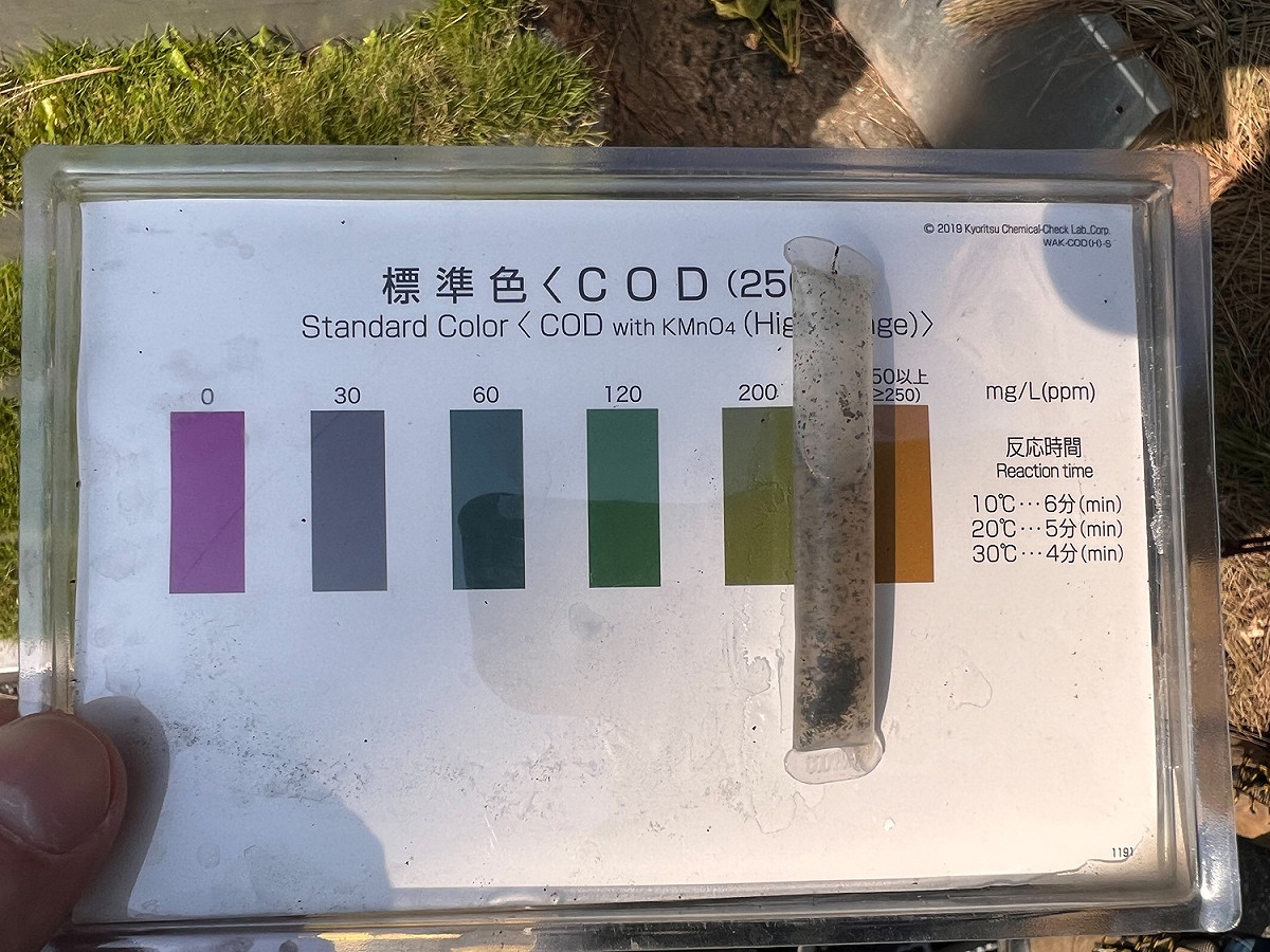 環保局採檢快篩水質有機濃度偏高。 圖：新北市環保局提供