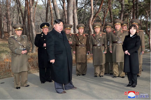 金正恩再次攜金主愛共同視察軍事活動 圖:朝中社