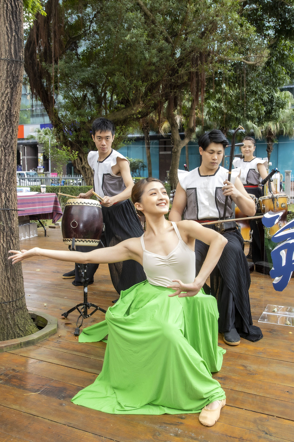 2023明池水劇場「池中劍II-英雄會」匯集音樂、武術與舞蹈的多元跨界演出。 圖：力麗觀光集團提供