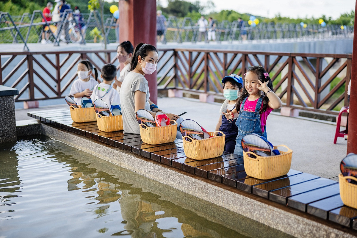 萬里大鵬足湯公園自111年8月30日啟用後，就成為親子、情侶泡腳的好去處。 圖：新北市城鄉局提供