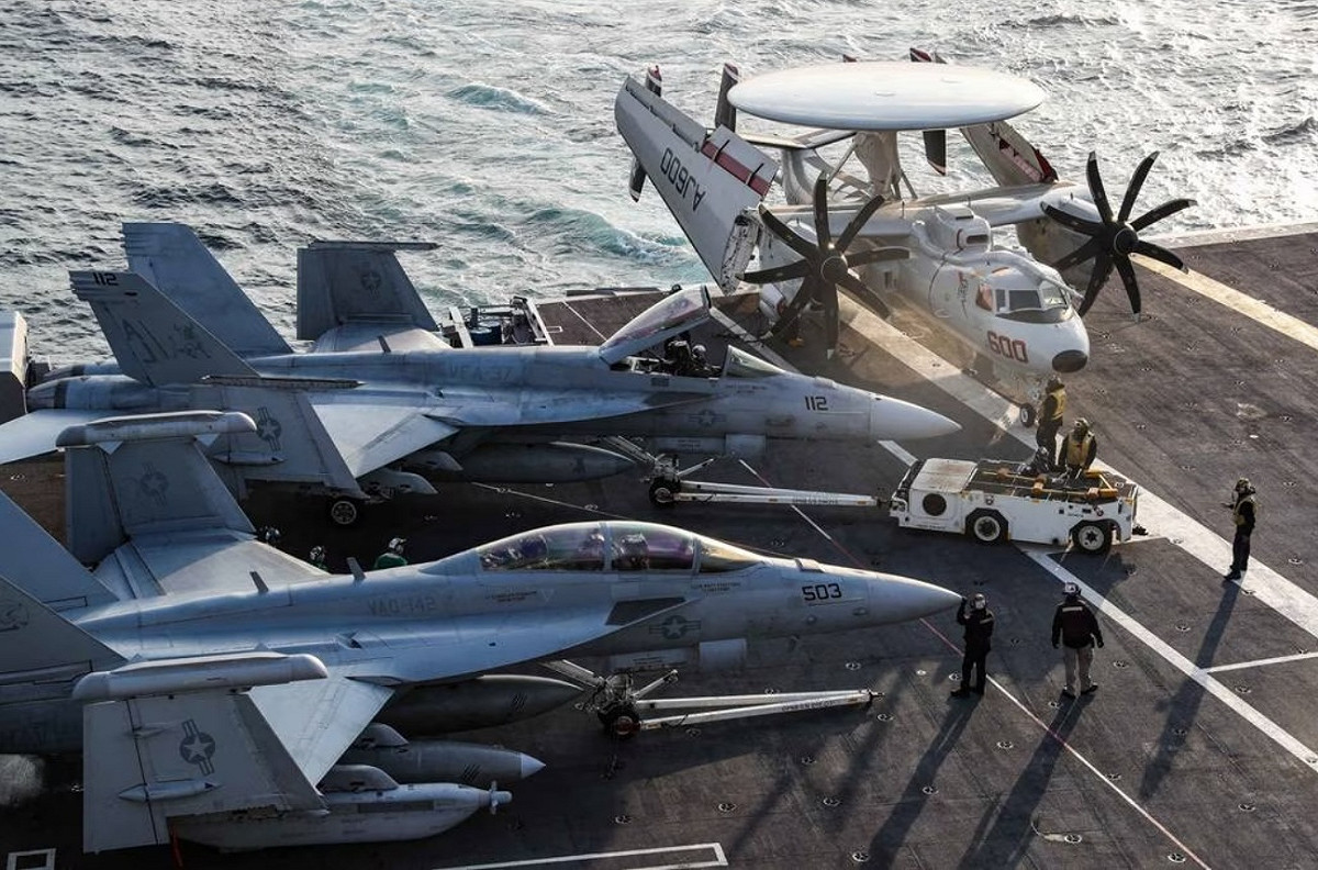 美國「福特級」航空母艦「福特號(CVN-78)」首次進行「全機翼」配置演習。第8艦載航空聯隊各式機種登艦進行飽和測試。 圖：翻攝US Navy