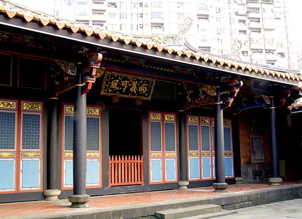 「尚義可風」匾額做工精緻且字體渾圓，現典藏於三落大厝。 圖：新北市文化局提供