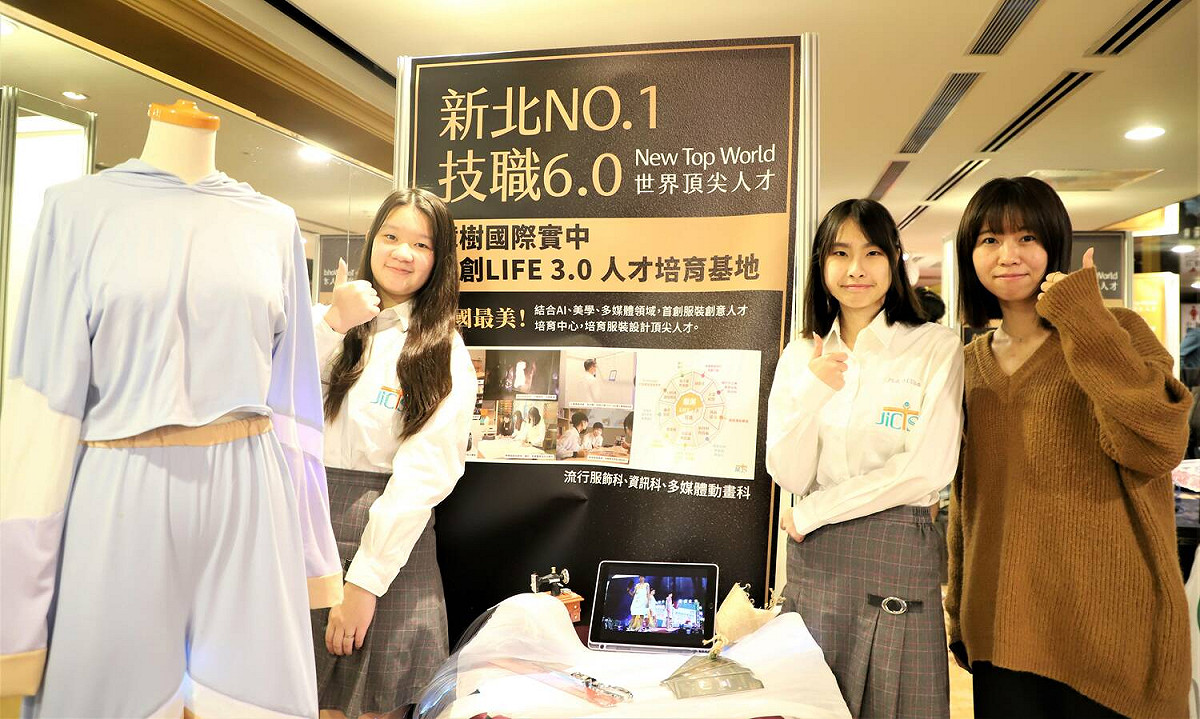 師生與作品合照。 圖：新北市教育局提供