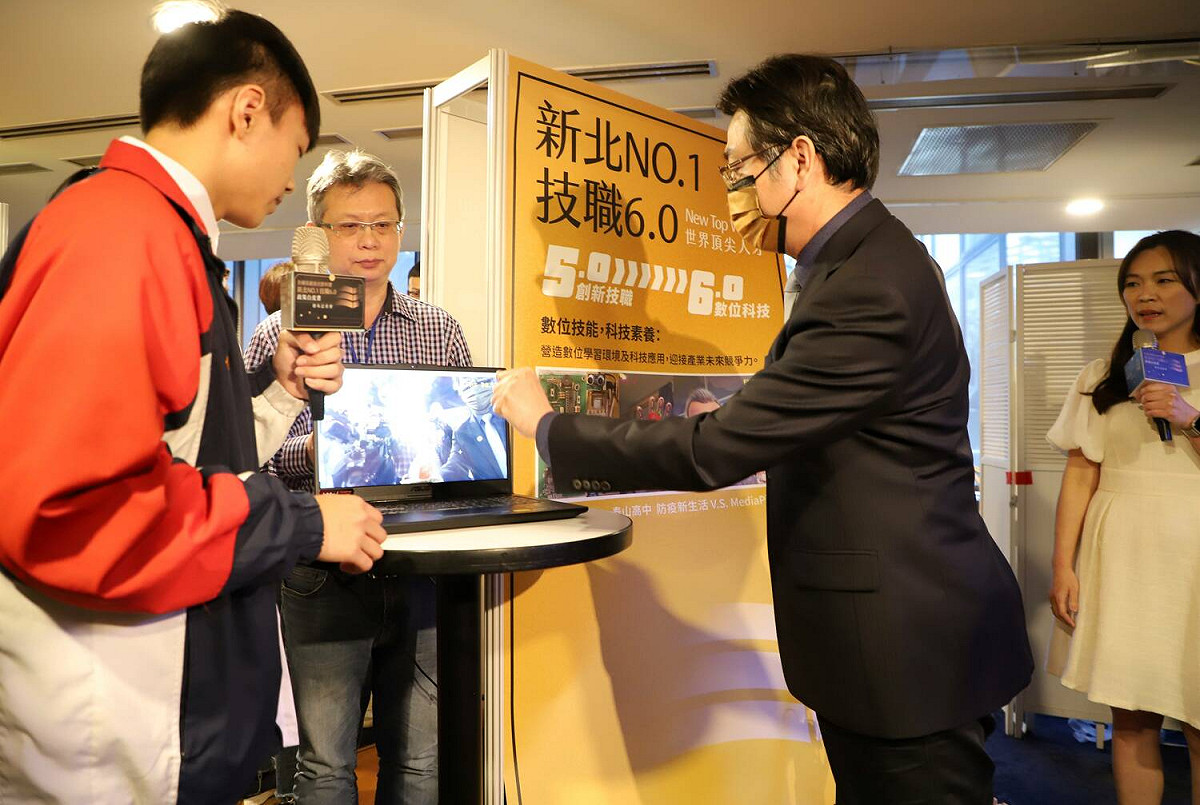 劉和然（右）體驗泰山高中數位科技作品。 圖：新北市教育局提供