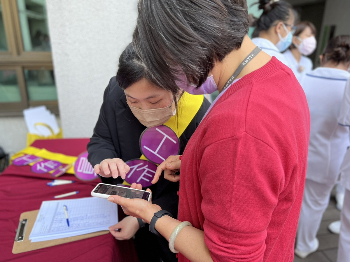 大同醫院員工健康促進競賽，現場人員指引員工導入health365 APP。 圖：大同醫院/提供