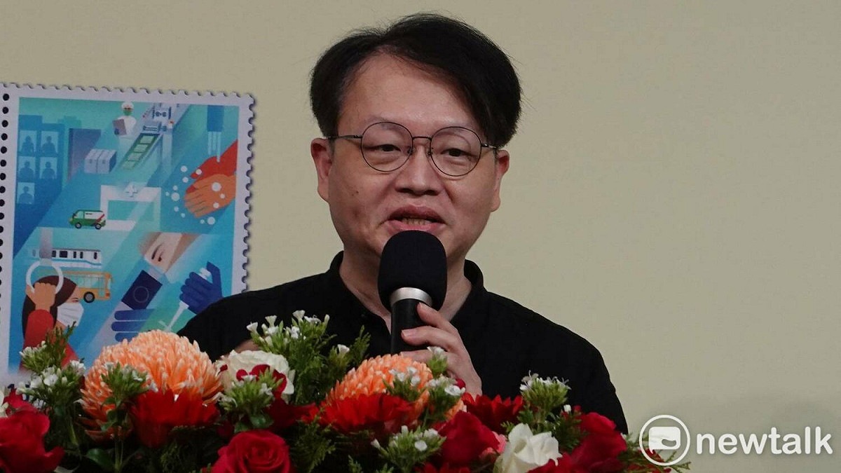 提供防疫郵票收藏展出的高醫大教授馬睿平。 圖：孫家銘攝