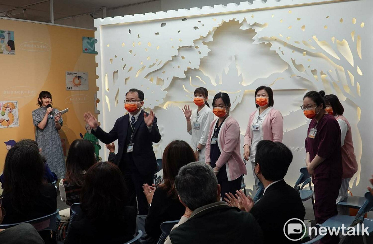 大同醫院醫護代表接受主辦單位致意。 圖：孫家銘攝