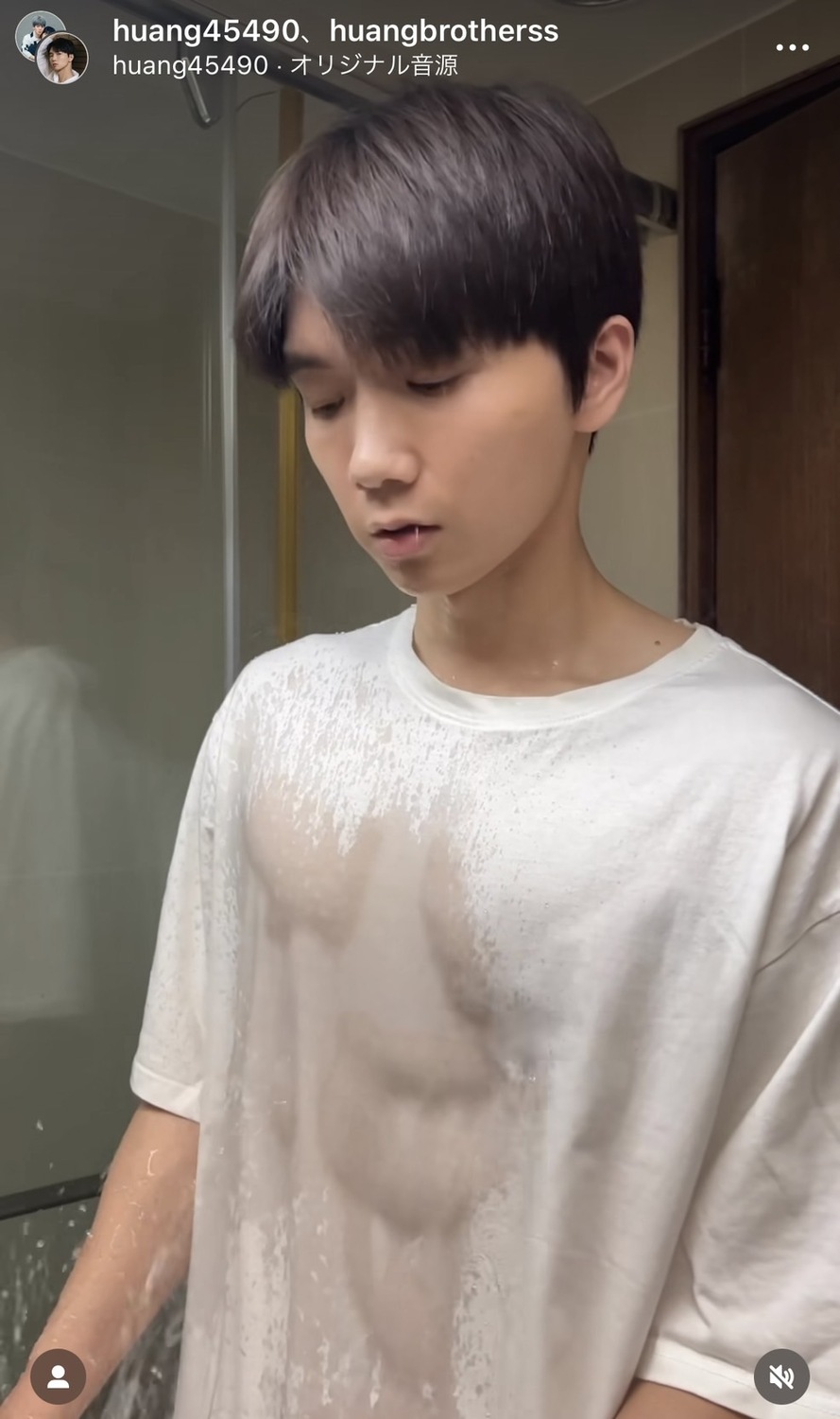 哲哲在洗湯匙時弄濕了衣服。 圖：翻攝自哲哲IG