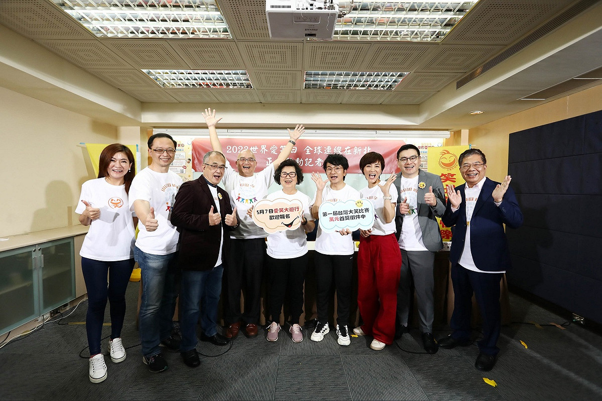 主持人劉盈盈（左起）、林頌凱醫生、社團法人中華金點社區促進聯盟理事長洪禮.。 圖：精實文創／提供