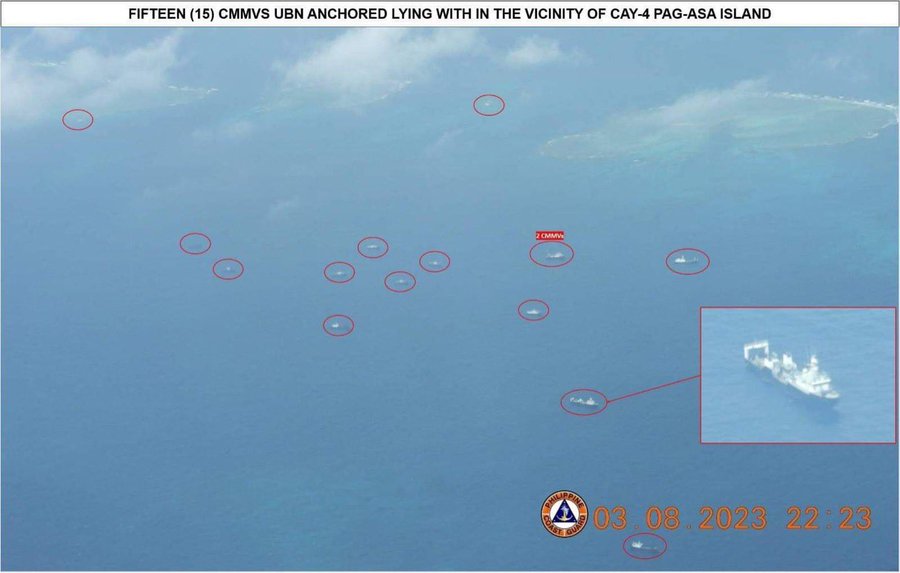 照片中顯示，中業島附近海域仍錨定了 15 艘中國民兵船 圖：翻攝自歐丹尼爾推特