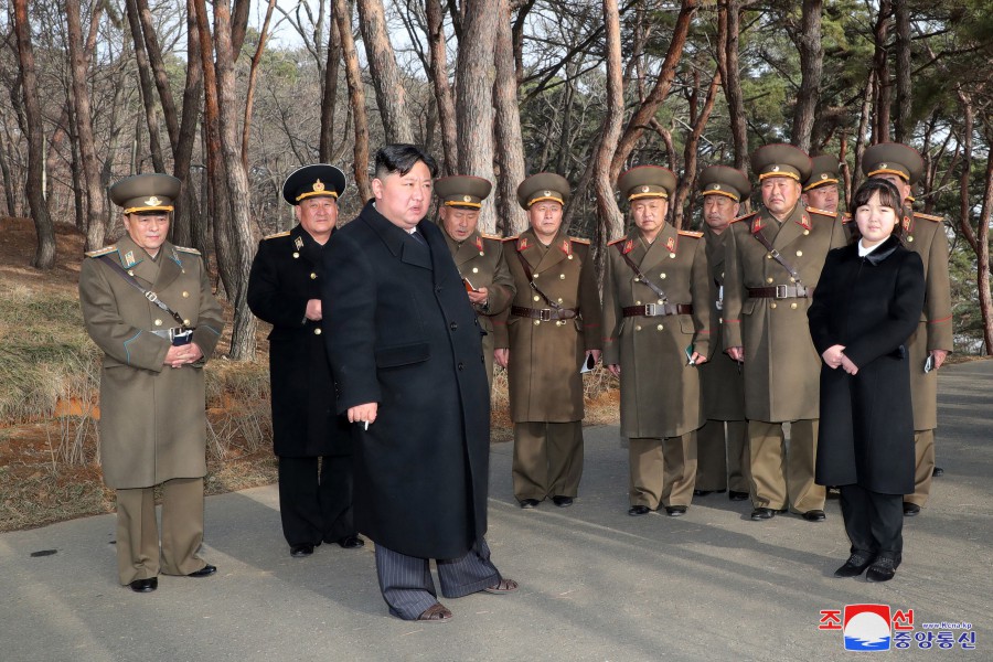 北韓領導人金正恩與次女金主愛共同觀摩火力襲擊訓練。 圖：翻攝自朝中社
