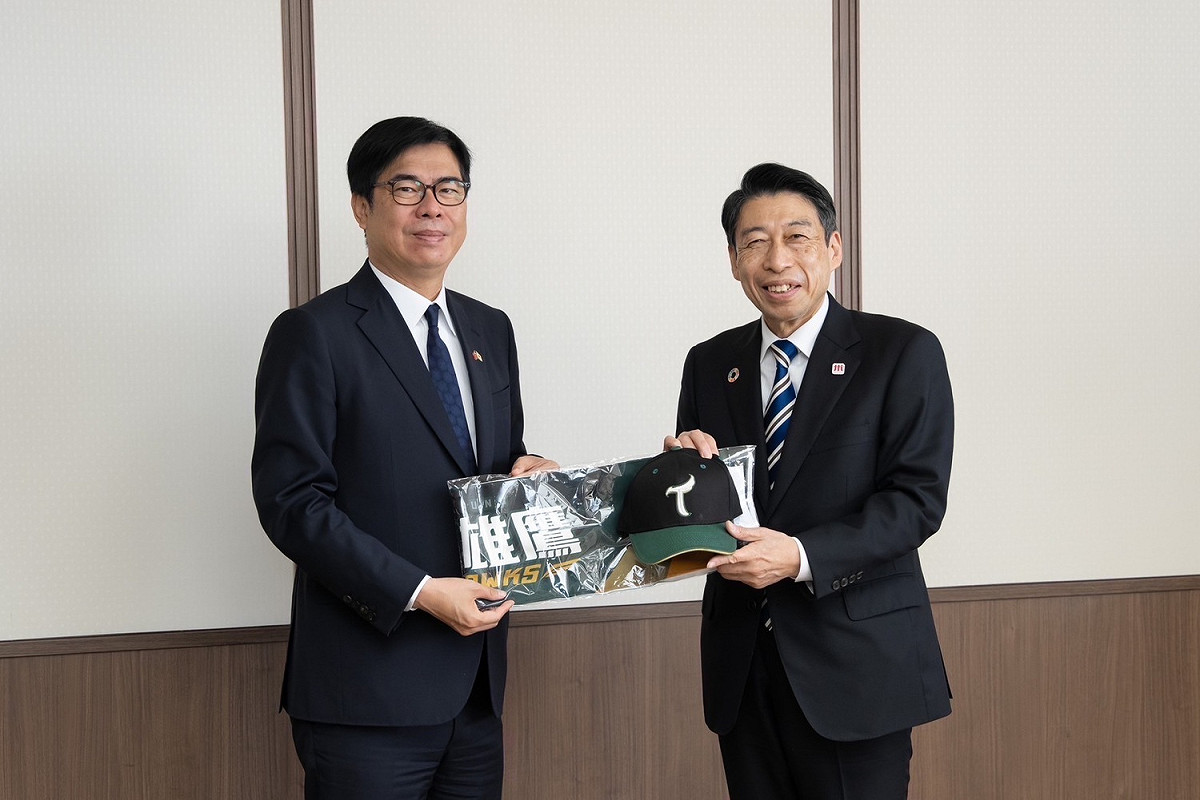 陳其邁(右)贈福岡縣知事服部誠太郎台鋼雄鷹紀念品。 圖：高雄市行政暨國際處/提供