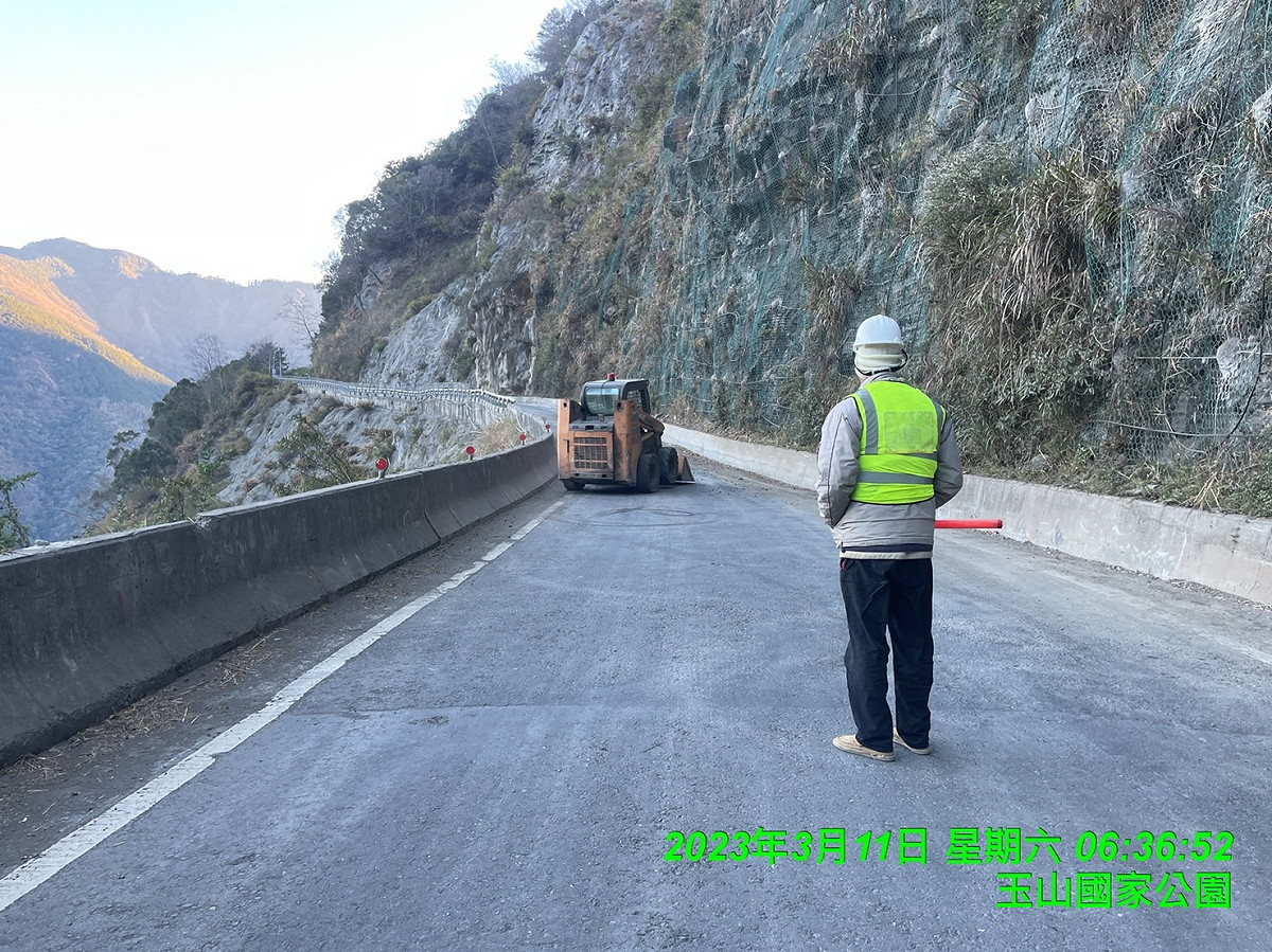 今早南橫梅山口至天池路段發現零星碎石後，前後道路進行機動管制。 圖：公路總局／提供