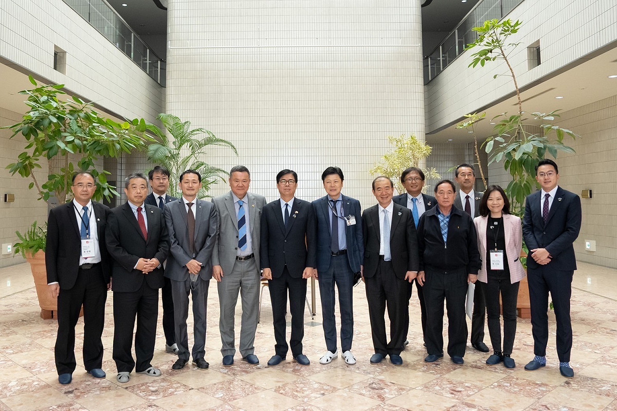 陳其邁(前排左五)率高雄在地企業，拜會工藤正也(前排右五)。 圖：高雄市行政暨國際處/提供