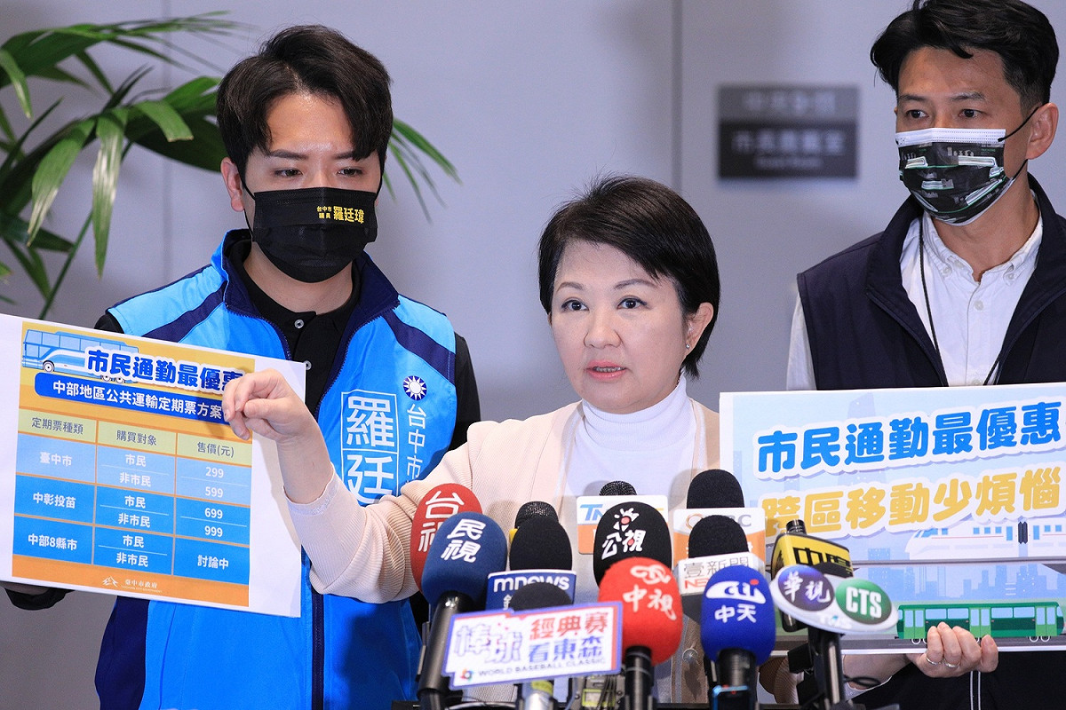 台中市推出的通勤吃到飽方案不包括台鐵，新聞局長鄭照新說，是依中央的規定。    台中市政府/提供