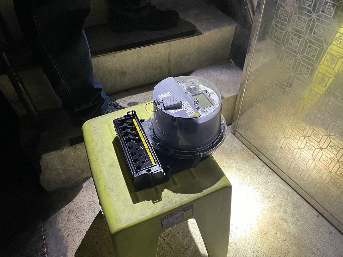 住宅區違規經營視聽歌唱業，新北公共安全稽查小組執行斷水電。 圖：新北市城鄉局提供