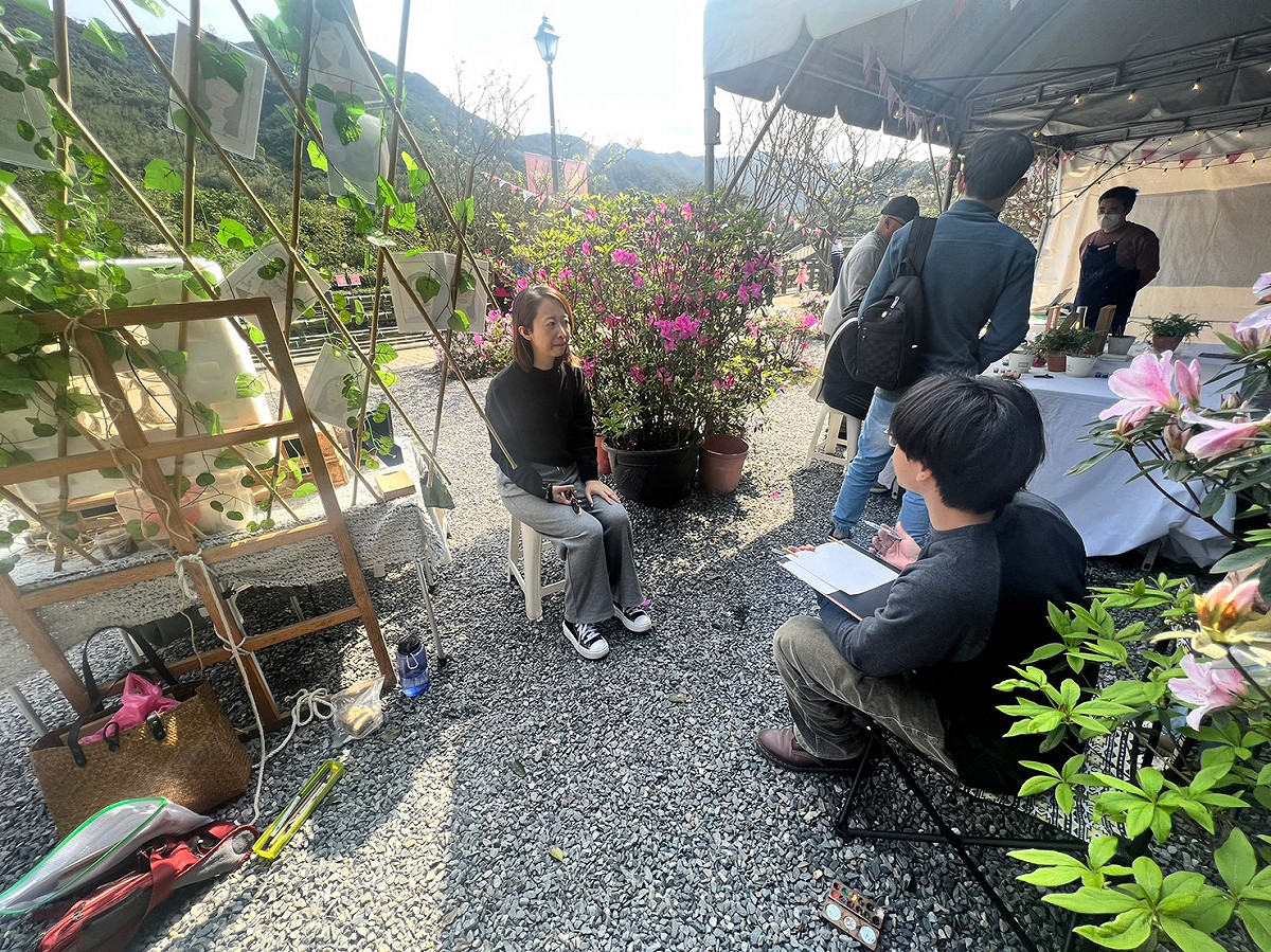 展期至3月19日止，周末假日花展都有街頭藝術家進行表演，如不插電歌手演出、街頭速畫師。 圖：新北市農業局提供