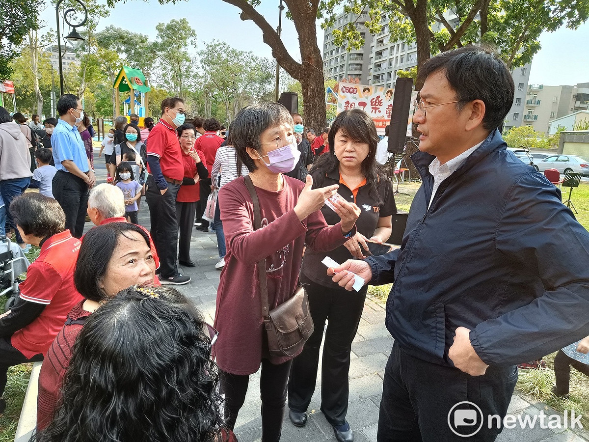 黃國書出席親子活動，當場接到選民的請託案。 唐復年/攝