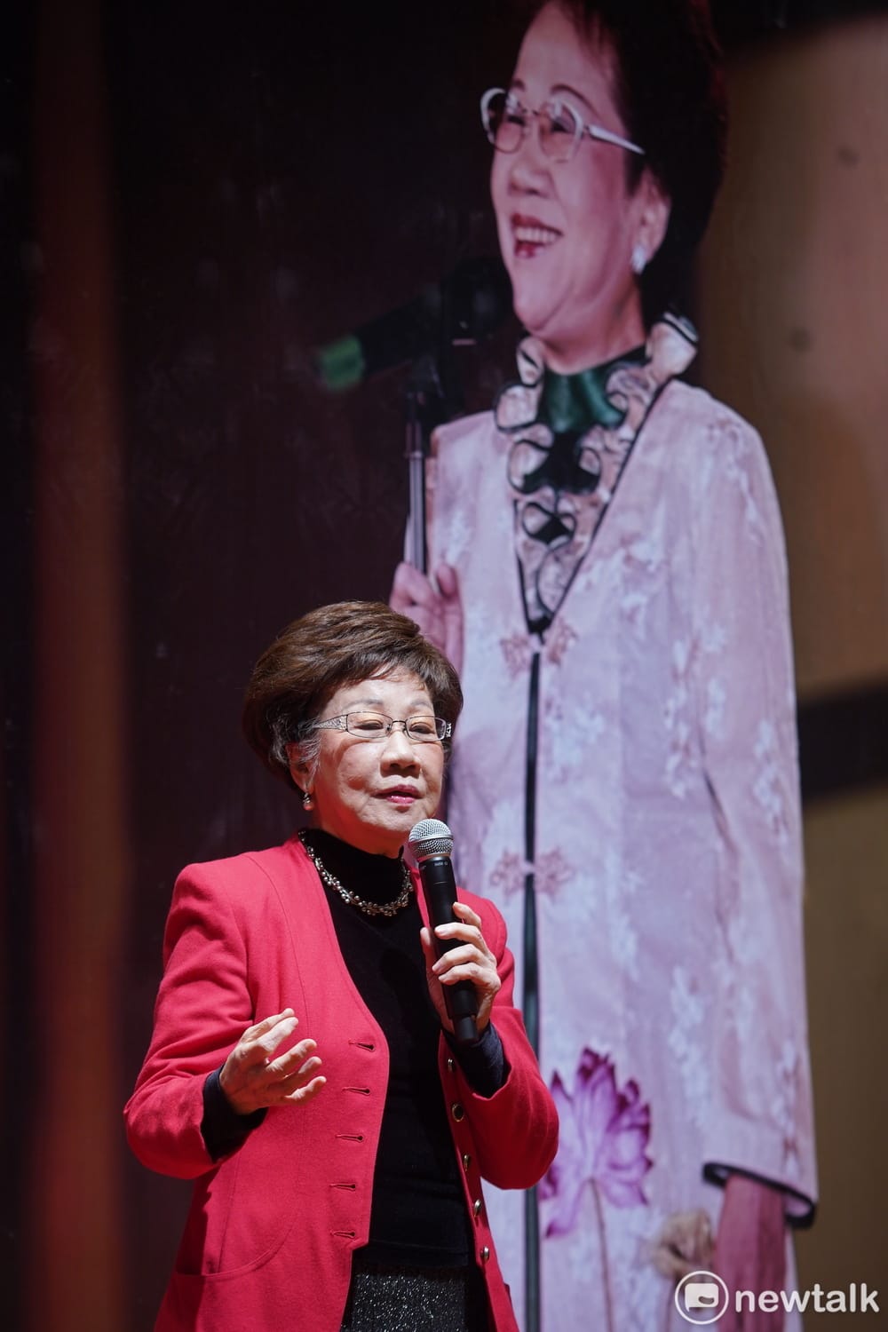 呂秀蓮今天特別穿著26年前她為桃園縣政府女同仁設計的制服出席新書發表會。 圖：林昀真/攝