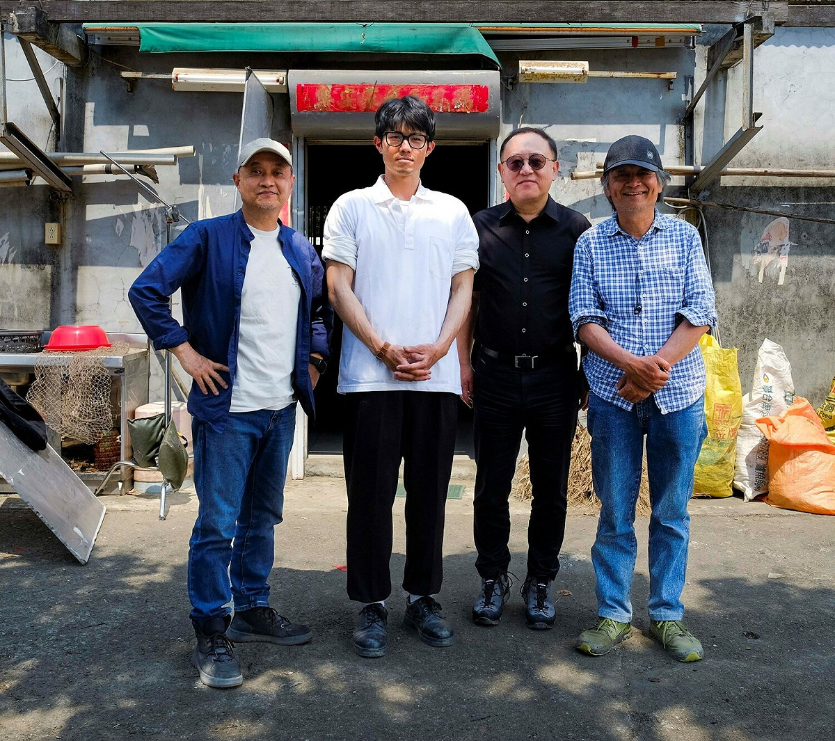 公視台語台劇集《鹽水大飯店》由鄭文堂（左一）、林志儒（右一）共同執導，文化部長史哲（右二）今前往探班替劇組加油打氣，並與飾演臺灣農運先驅戴振耀的演員張耀仁（左二）互動。 圖：文化部/提供