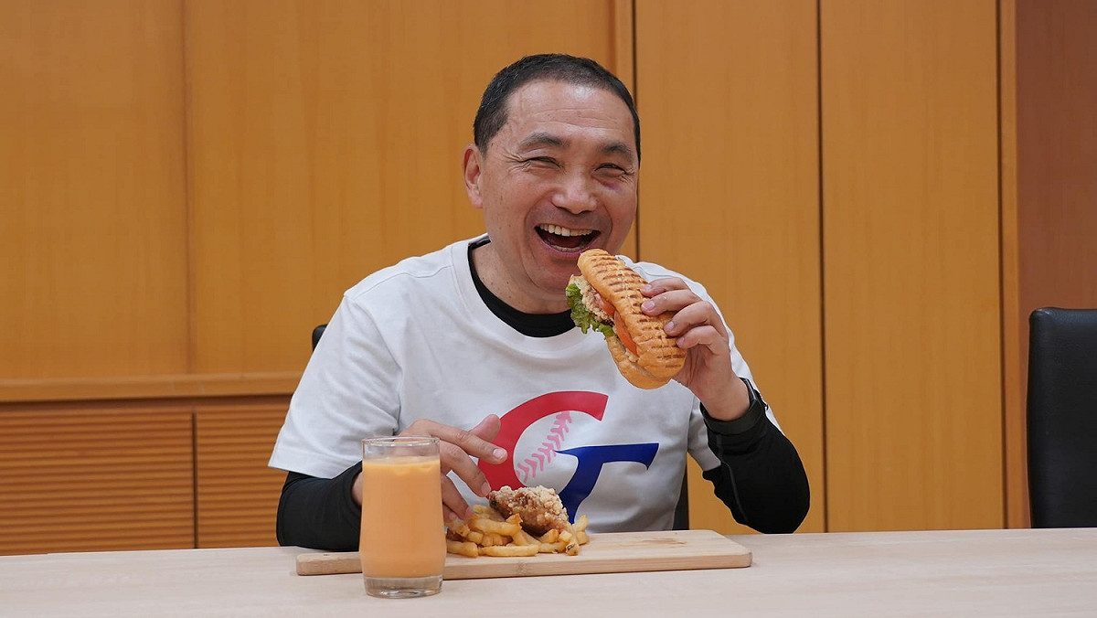 新北市長侯友宜今（12）天稍早也在臉書貼出自己大口吃熱壓古巴三明治的照片，並稱若晉級8強，就發放500份「熱壓」三明治慶祝。 圖：翻攝自侯友宜臉書
