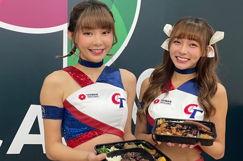 中華隊對戰古巴力拚晉級去東京，台中洲際棒球場外更吃起應援「排骨便當」曝光排隊盛況，啦啦隊經典女孩林襄及Yuri則親揭「『排』除『古』巴」祕辛，應援中華隊要讓古巴good bye。 圖：饗賓餐旅集團提供