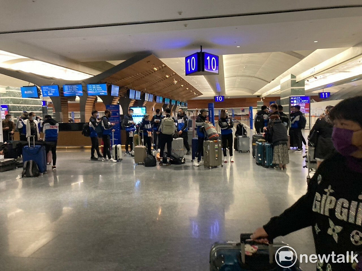 長榮及華航也公告，3月31日起將對桃園機場或高雄機場過境轉機旅客收取過境轉機費。 圖：林冠妤／攝