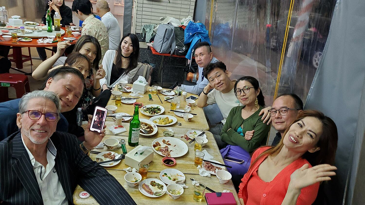 高雄在地熱炒讓各國舞者食指大動。 圖：高雄市觀光局/提供
