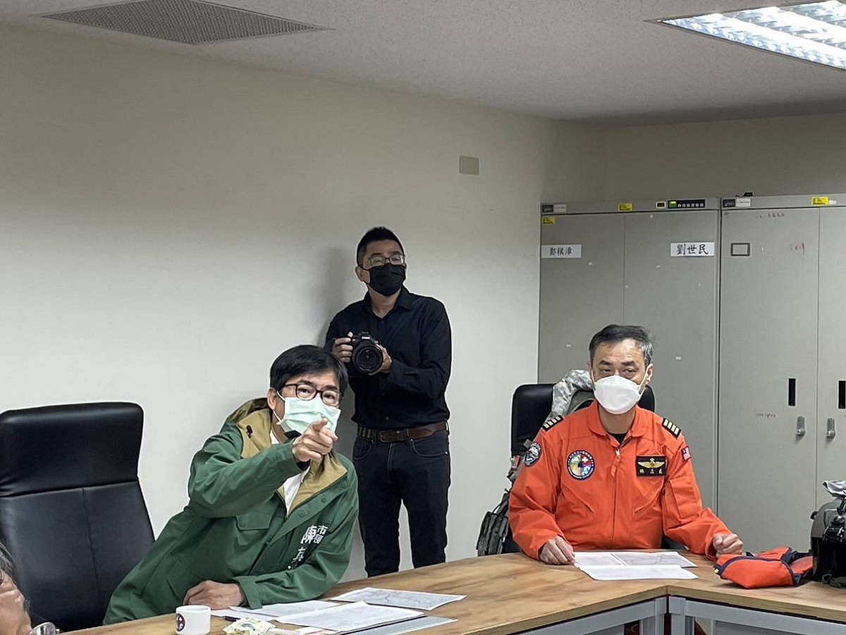 陳其邁(左)勘察完高屏溪討論開發新水源。 圖：高雄市水利局/提供
