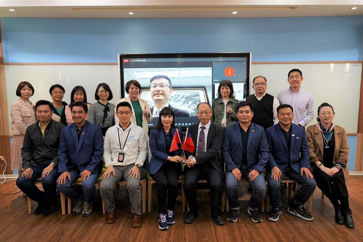 樟樹國際實中與越南IGC教育集團簽訂MOU締結姊妹校，教育局長張明文於線上發表祝福詞。 圖：新北市教育局提供