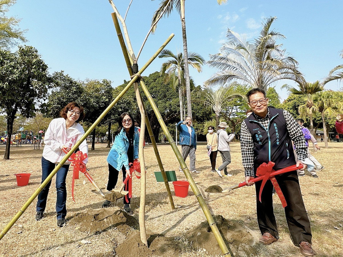 周佳琪(左一)在千禧公園植樹。 圖：屏東市公所/提供