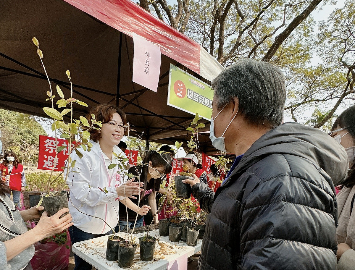 周佳琪(左)親送民眾樹苗。 圖：屏東市公所/提供