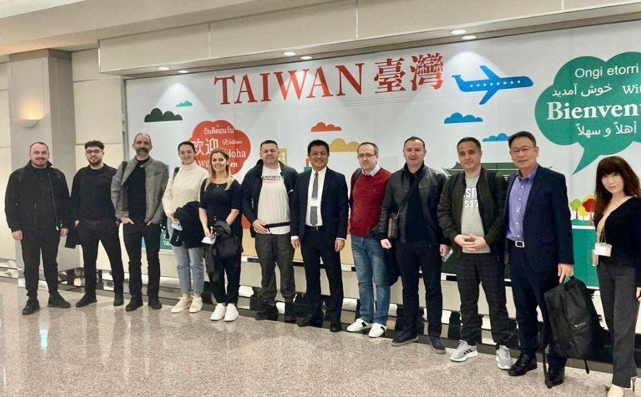 科索沃前總理、「對華政策跨國議會聯盟」（IPAC）共同主席霍蒂（Abdullah HOTI）（右5）率領科國國會友台小組跨黨派議員一行9人11日晚間抵達桃園國際機場，外交部歐洲司副司長劉拓（右6）前往接機。 圖：外交部提供