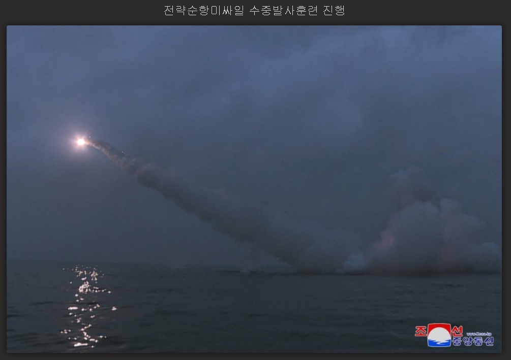 朝中社報導，朝鮮在12日拂曉再度發射2枚戰略巡航導彈，沿著在朝鮮東海設定的、模擬1500公里界限距離的「8」字形飛行軌道，擊中目標 圖：翻攝自朝中社