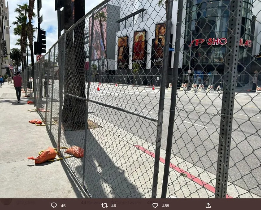 王丹臉Po出的照片可見街道被鐵網封住，奧斯卡頒獎典禮主辦單位戒備森嚴。 圖：翻攝王丹臉書