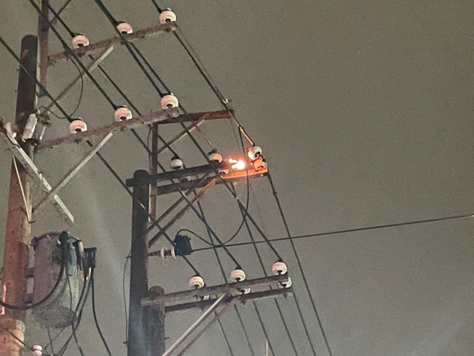 昨(12)日桃園觀音地區發生電線桿冒火花事故，未造成停電，台電說明，電線桿上的火花是沿海地區因「鹽霧害」影響。 圖：台灣電力公司／提供