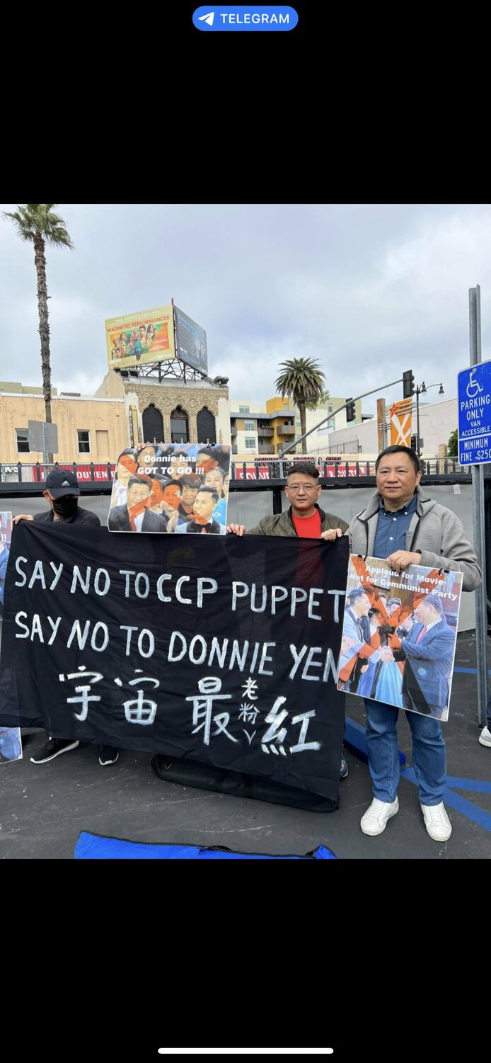 王丹等人前往奧斯卡頒獎現場，表達對甄子丹的抗議，但外圍戒備嚴格，只在隔離網外十幾米的地方集會。 圖：翻攝自王丹推特