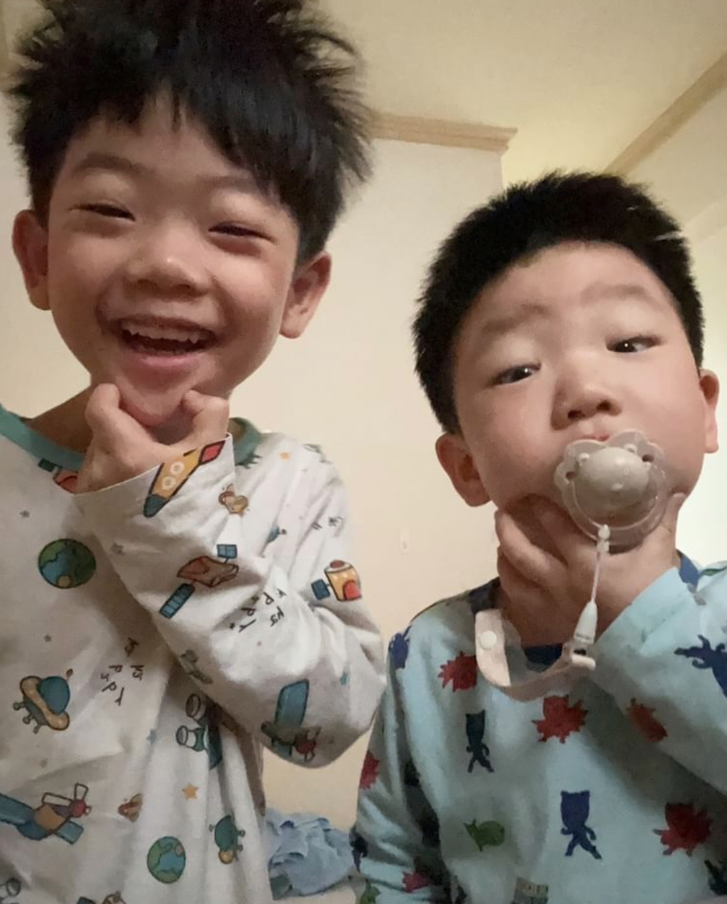 蔡桃貴跟蔡波能剛睡醒的樣子十分可愛。 圖：翻攝自蔡桃貴IG
