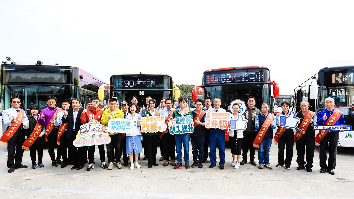 高市府表揚模範公車駕駛長。 圖：高雄市政府/提供