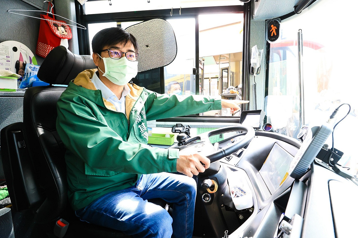 陳其邁親自上駕駛座體驗駕駛長辛勞。 圖：高雄市政府/提供