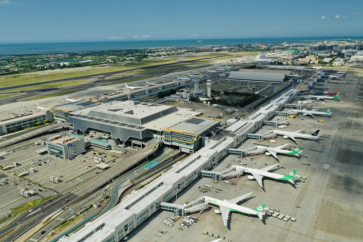 今(13)日華航及長榮航空公司表示，已向民航局申請復飛航點，其中長榮航空優先復飛廣州、深圳及杭州等3航點。 圖：翻攝自桃園機場臉書（資料照）