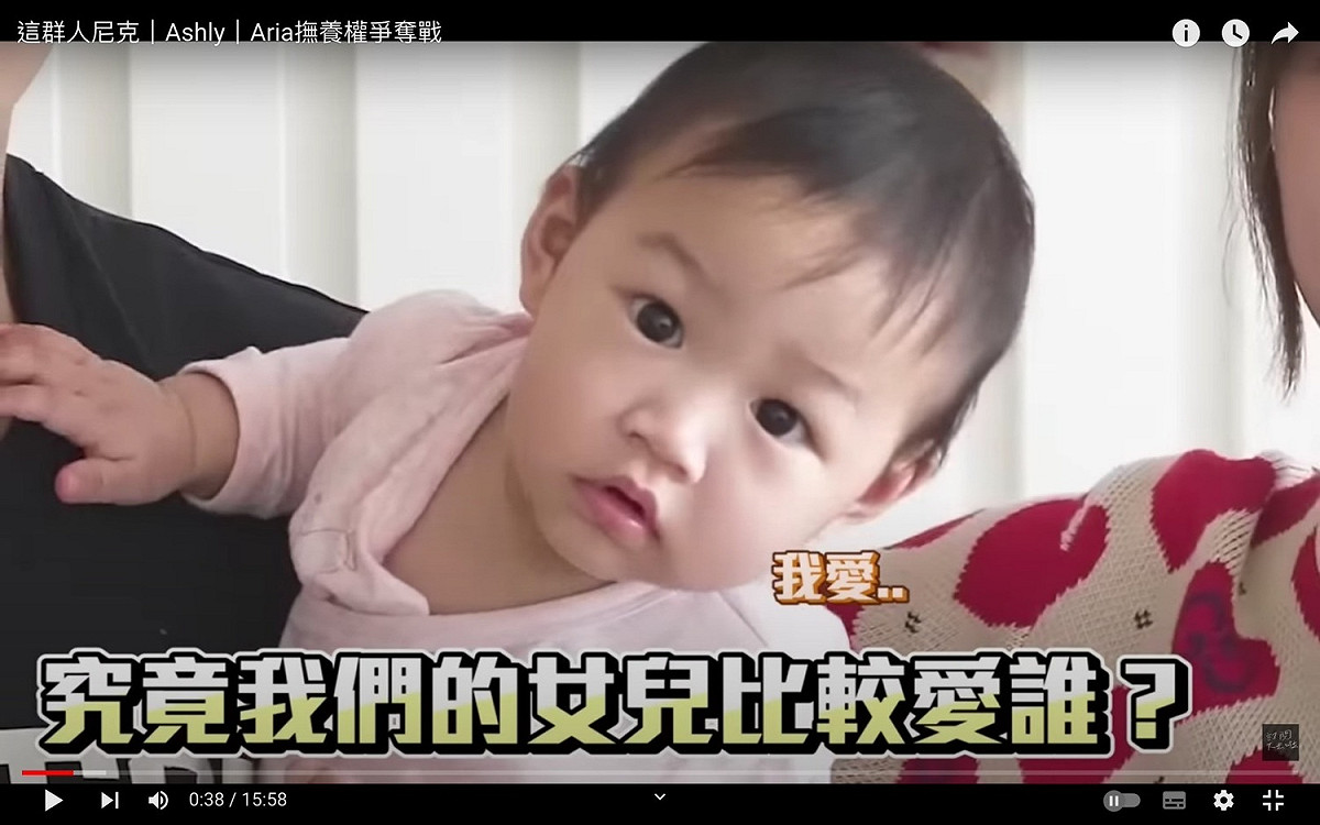 尼克跟Ashly透過各式各樣的測驗來比賽女兒比較喜歡誰。 圖：翻攝自尼克＆Ashly YT頻道