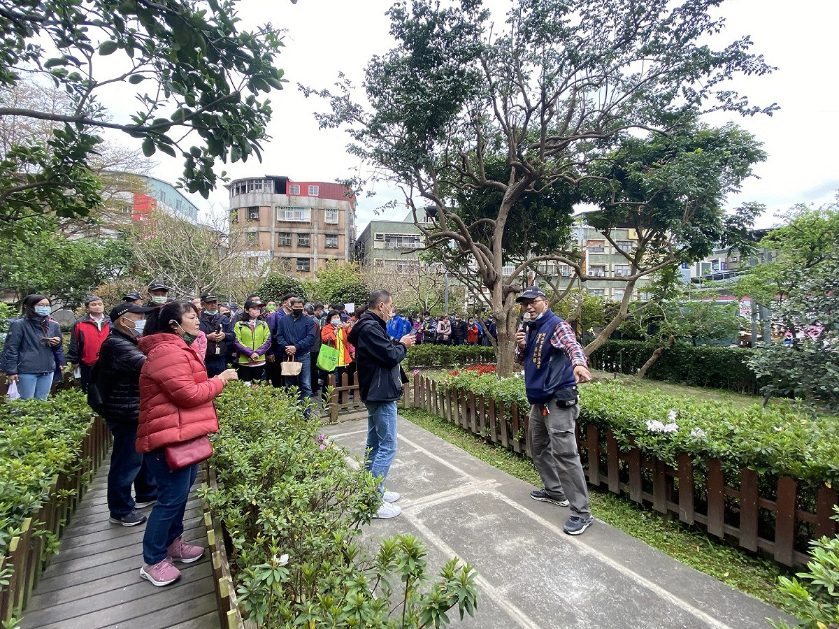 今(13)日首先前往「蘆洲區水湳里」觀摩水果公園。 圖：新北市環保局提供