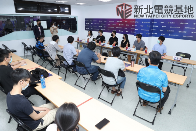 新北市2018年在三重成立「新北電競基地」，至今已培訓超過2900人次學員。課程結合產業資源，新北電競基地提供學員與企業交流及實習機會。 圖：新北市經發局提供