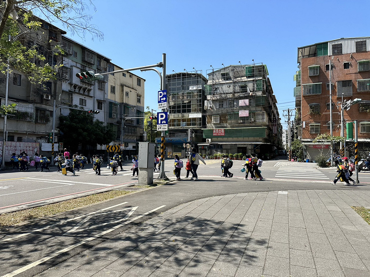 板橋區中山國小旁的合安一路、大觀路2段153巷口。 圖：新北市交通局提供