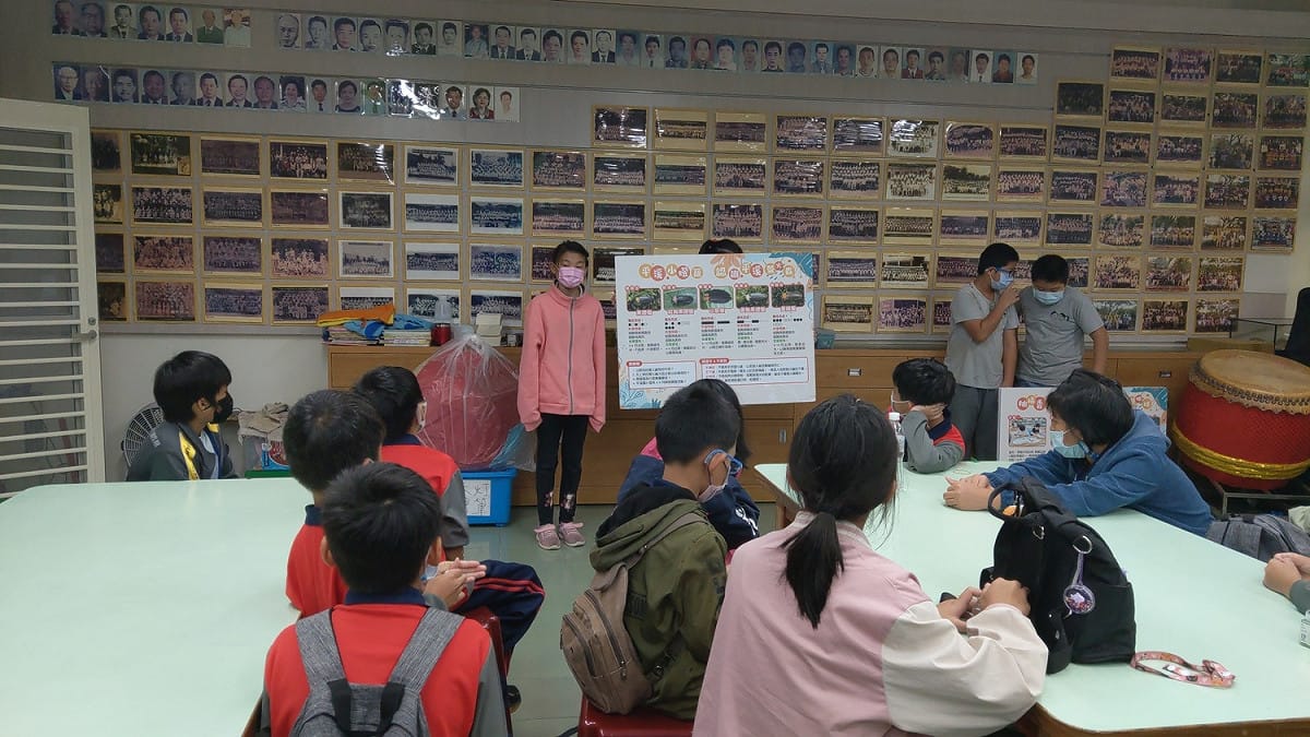 平溪國小學生導螢火蟲生態。 圖：新北市教育局提供