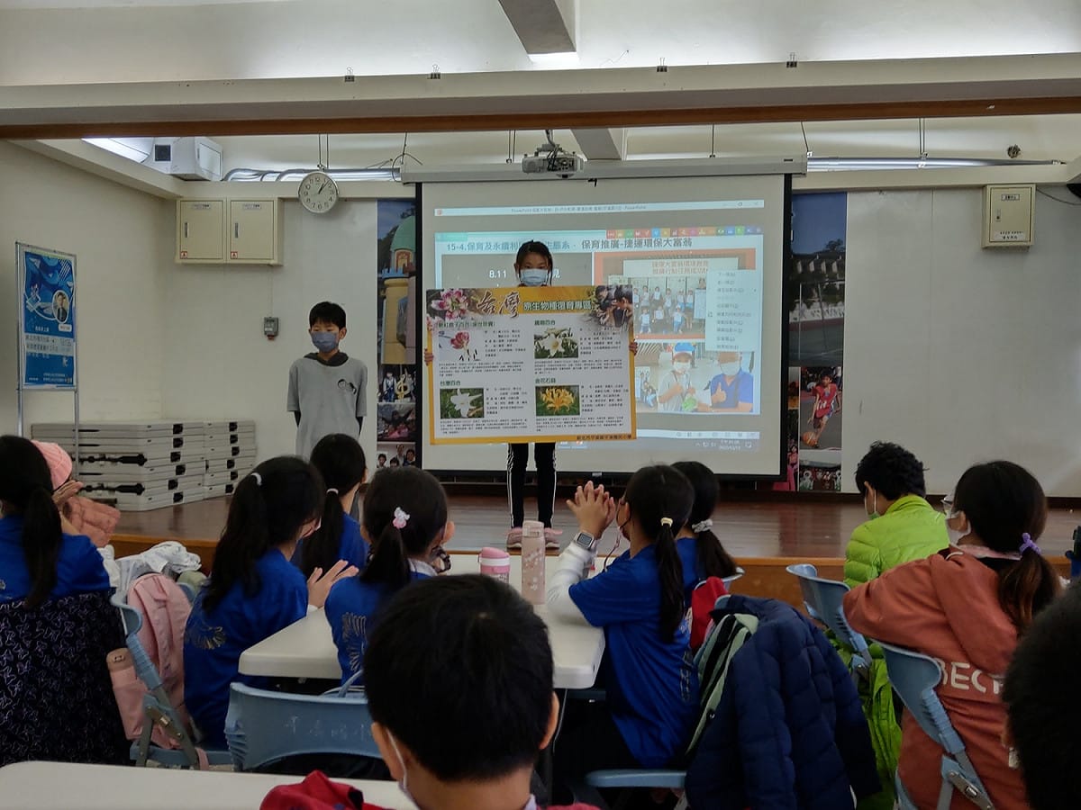 平溪國小學生導覽台灣原生百合。 圖：新北市教育局提供