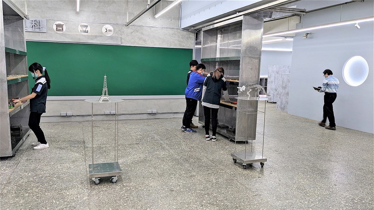 學生作品展示櫃，可搭配課程及活動來調整位置。 圖：新北市教育局提供