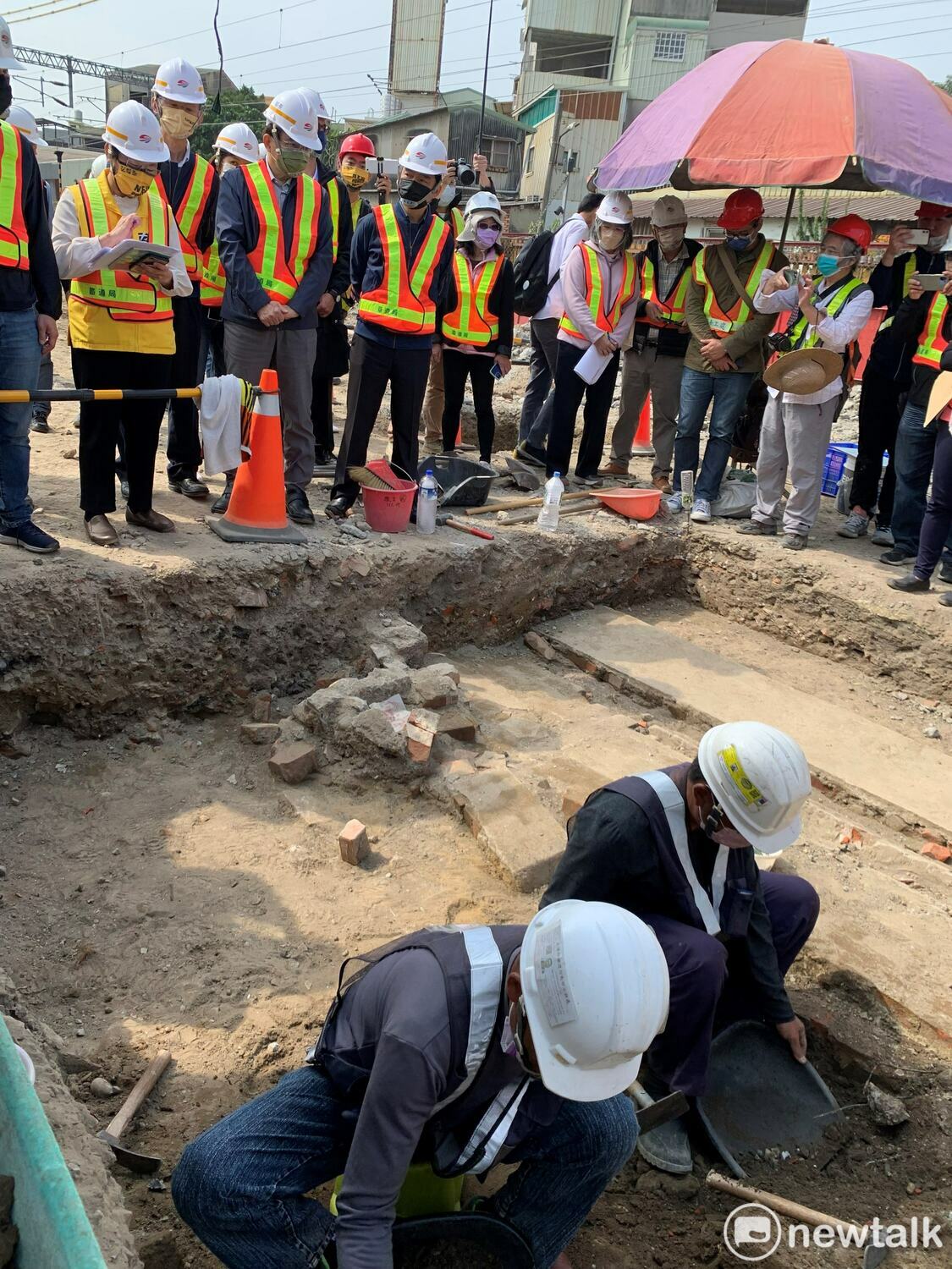 陳椒華安排立法院交通委員會進行考察南鐵地下化工程現場，邀請文史專家共同參與，檢視部分挖掘現場、遺構移置情形，以及相關審議計畫資料。 圖：台南市政府提供